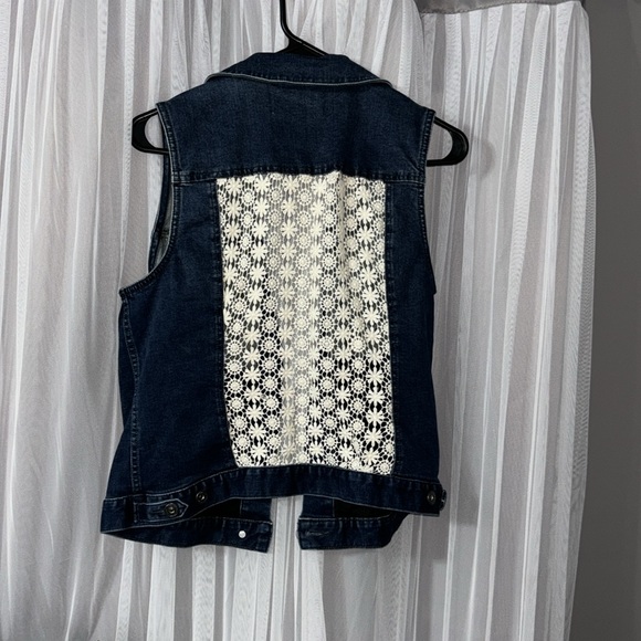 Two by Vince Camuto Jean v st with lace back! - Picture 4 of 5